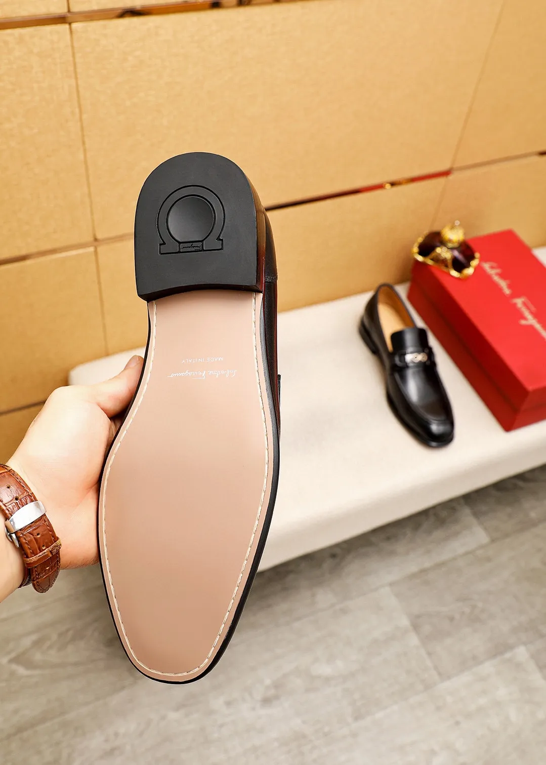 Men's shoes 💰462 💐 Product trademark: Ferragamo "Ferragamo" casual leather shoes Regular size: 38-44 (45.46.47🉑️Customized) Product materials: Selected imported calfskin upper + classic hardware buckle, imported water-dyed cow leather lining. Strong three-dimensional visual effect, original outsole color: 1⃣️color optional